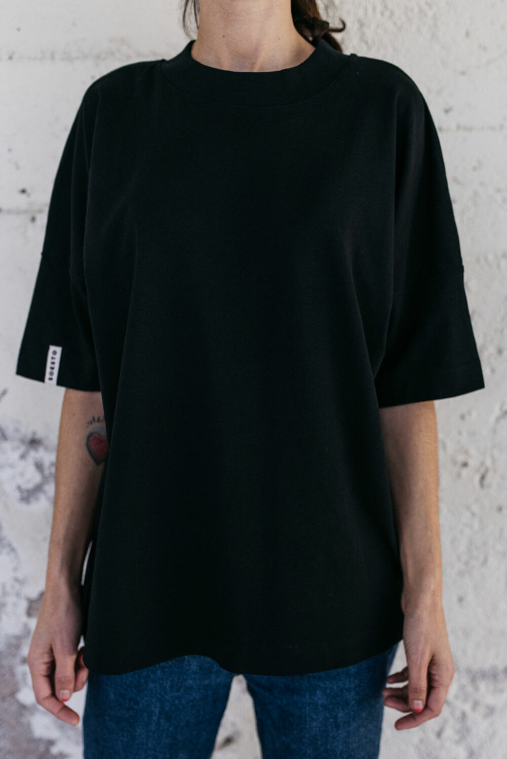 Camiseta negra oversized. moda orgánica y gallega